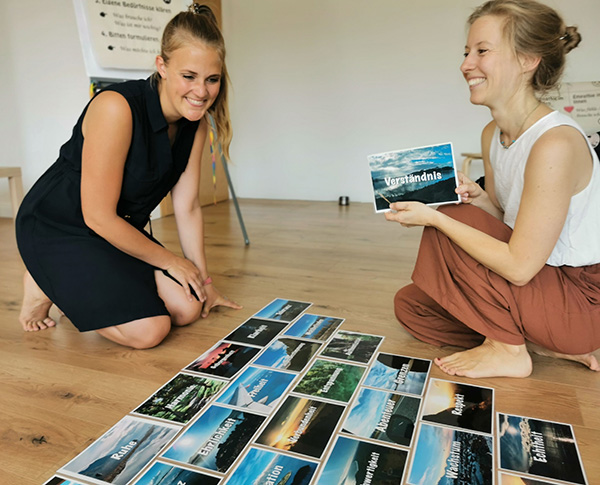 Lerne echte Wertschätzung auszudrücken 2 Frauen wählen Inspirationskarten aus