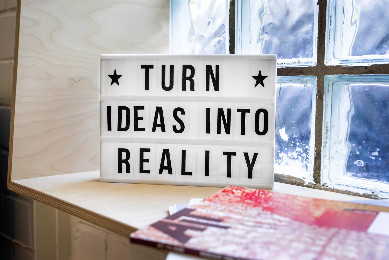 Ein Schild mit der Aufschrift: Turn Ideas Into Reality