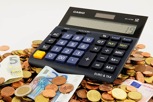 Ein Taschenrechner steht auf einem Stapel Geld